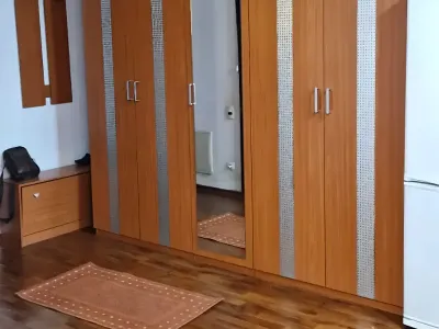 inchiriere garsoniera Sector 3 București camera cu frigider alb